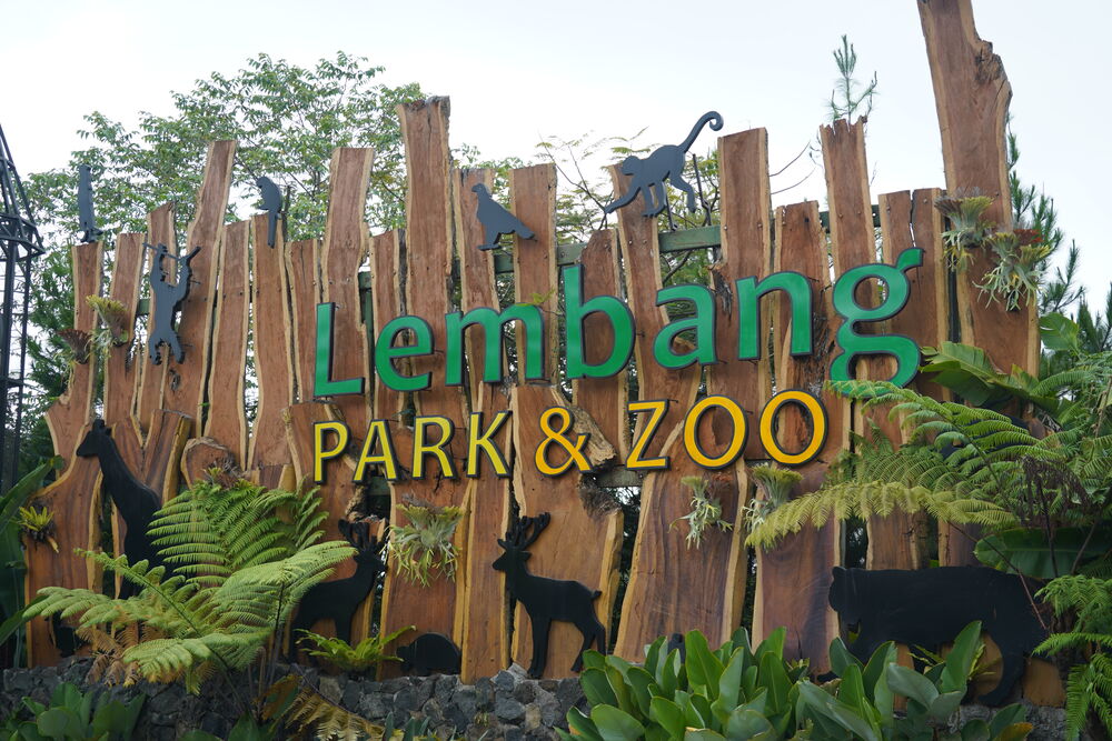 Gerbang utama Lembang Park Zoo